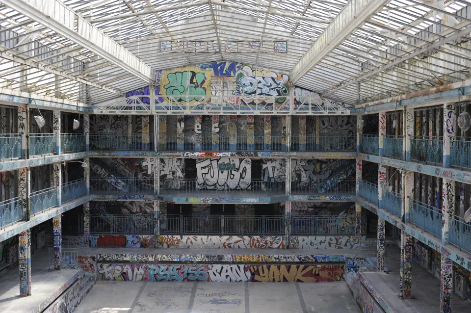 Molitor — photograph by Antonin Sgambato (1/6)